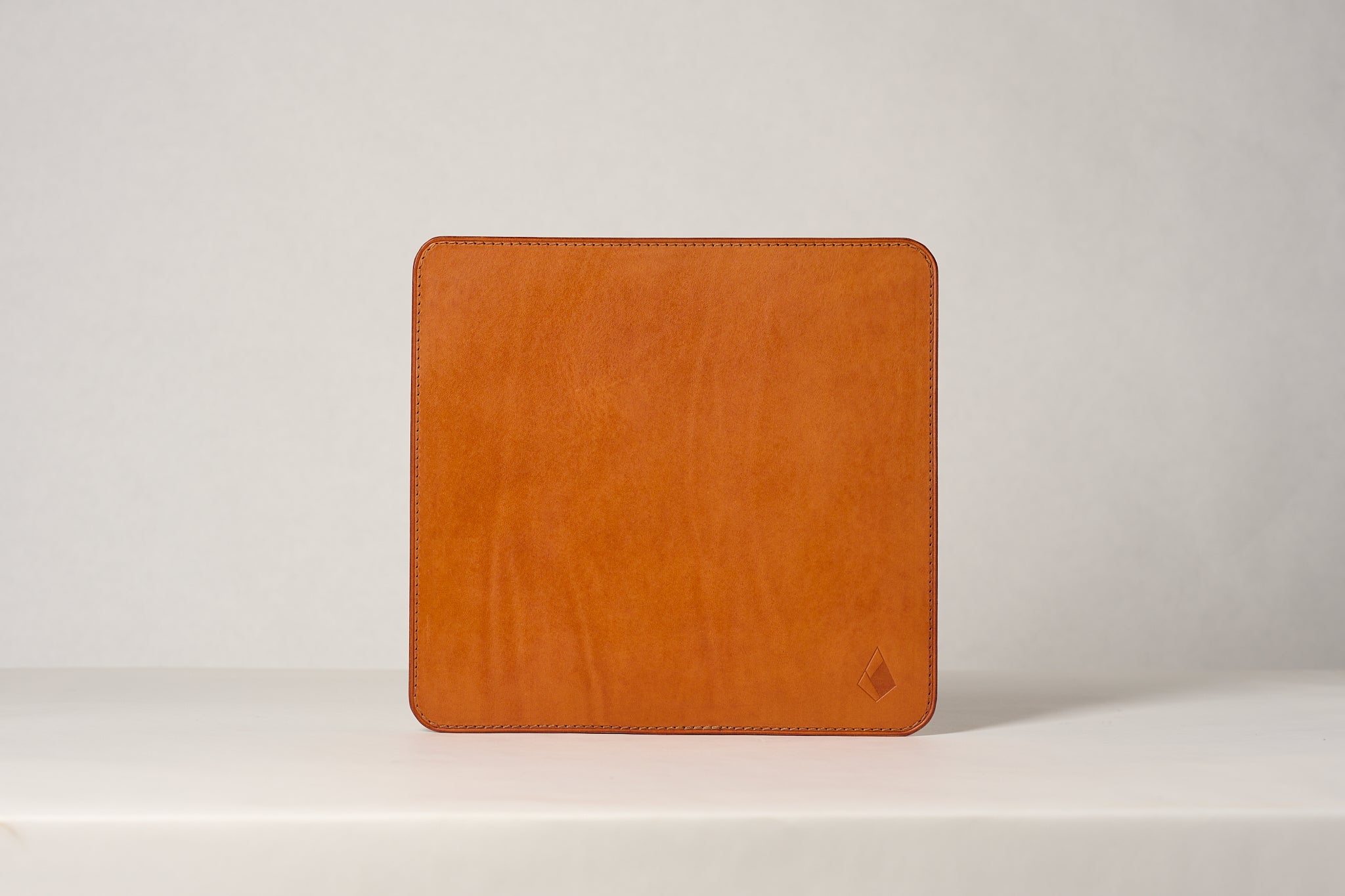 Tribune leather mouse pad Olmo - Anya Roux